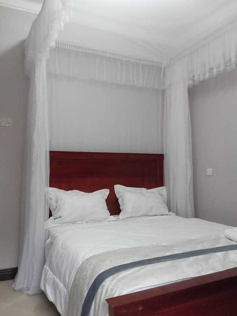 Onyx Motel And Suites Mbarara Esterno foto