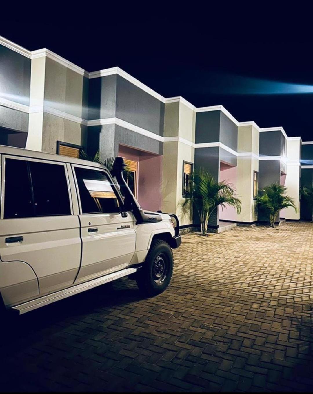 Onyx Motel And Suites Mbarara Esterno foto